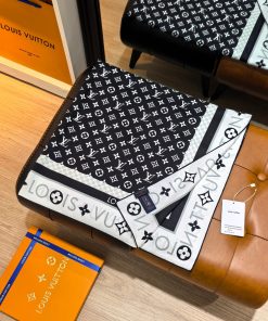 LOUIS VUITTON scarf